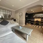 Gorgeous Hideaway In Classy Clifton